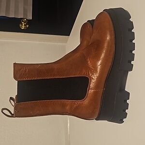 Gianni Bini Down-Town LeatherChelsea Chunky Lug Sole PlatformBoots Size 8M